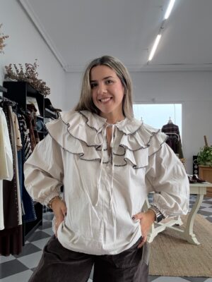 Blusa cuello volantes