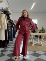 Conjunto burdeos con frunces y volantes