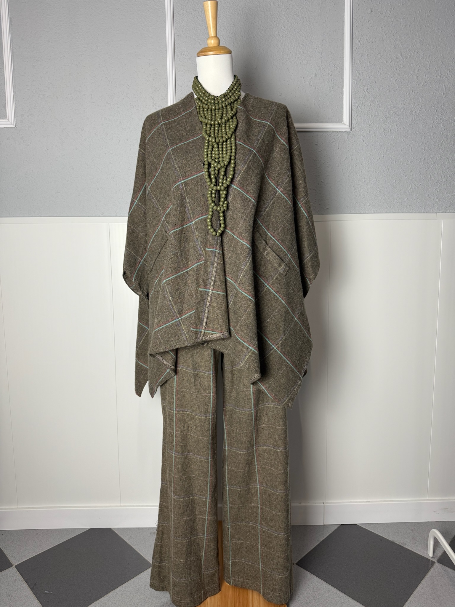 IMG_1289 Poncho cuadros - Imagen 1