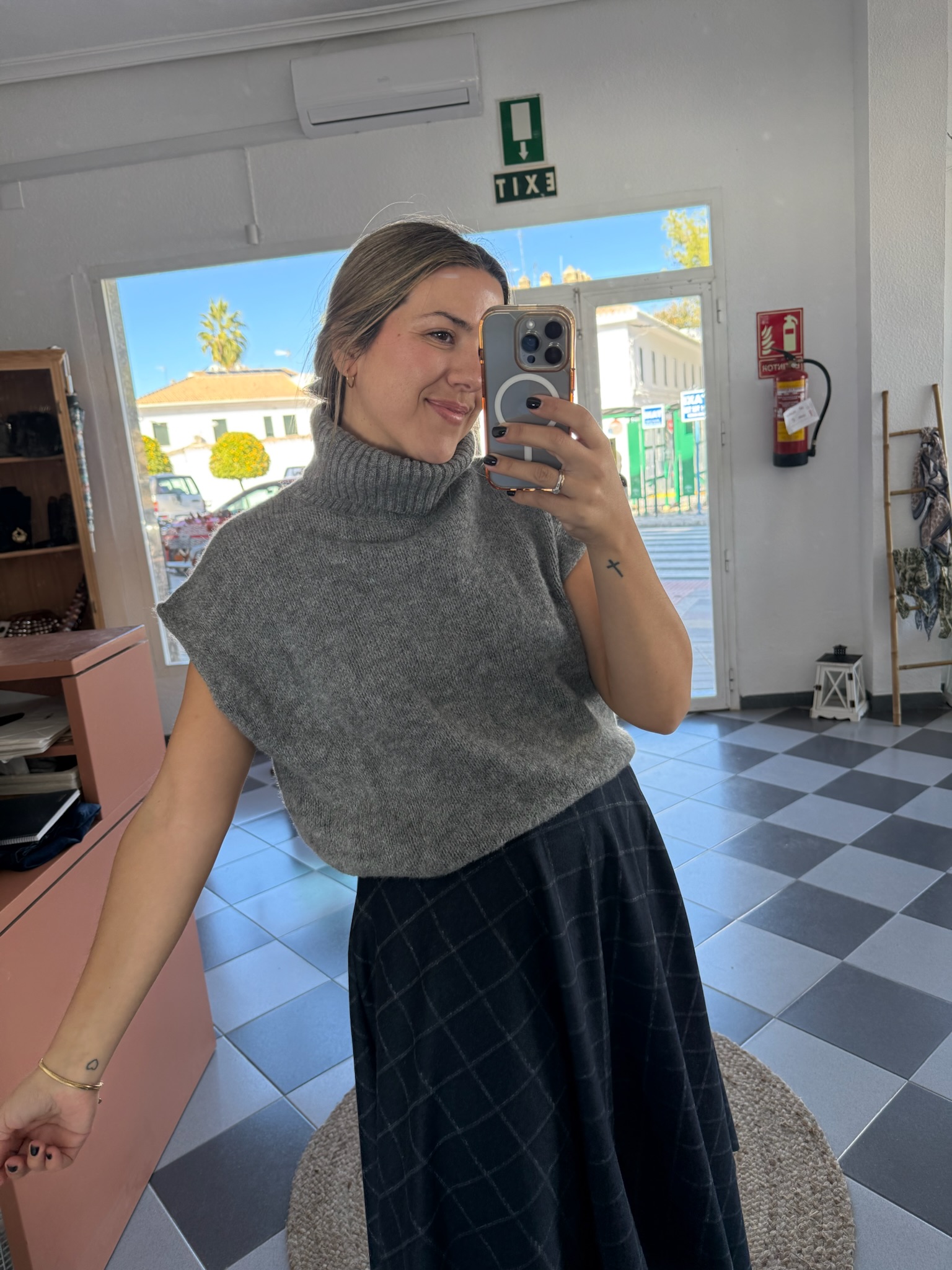 IMG_1593 Chaleco lana cuello vuelto - Imagen 1