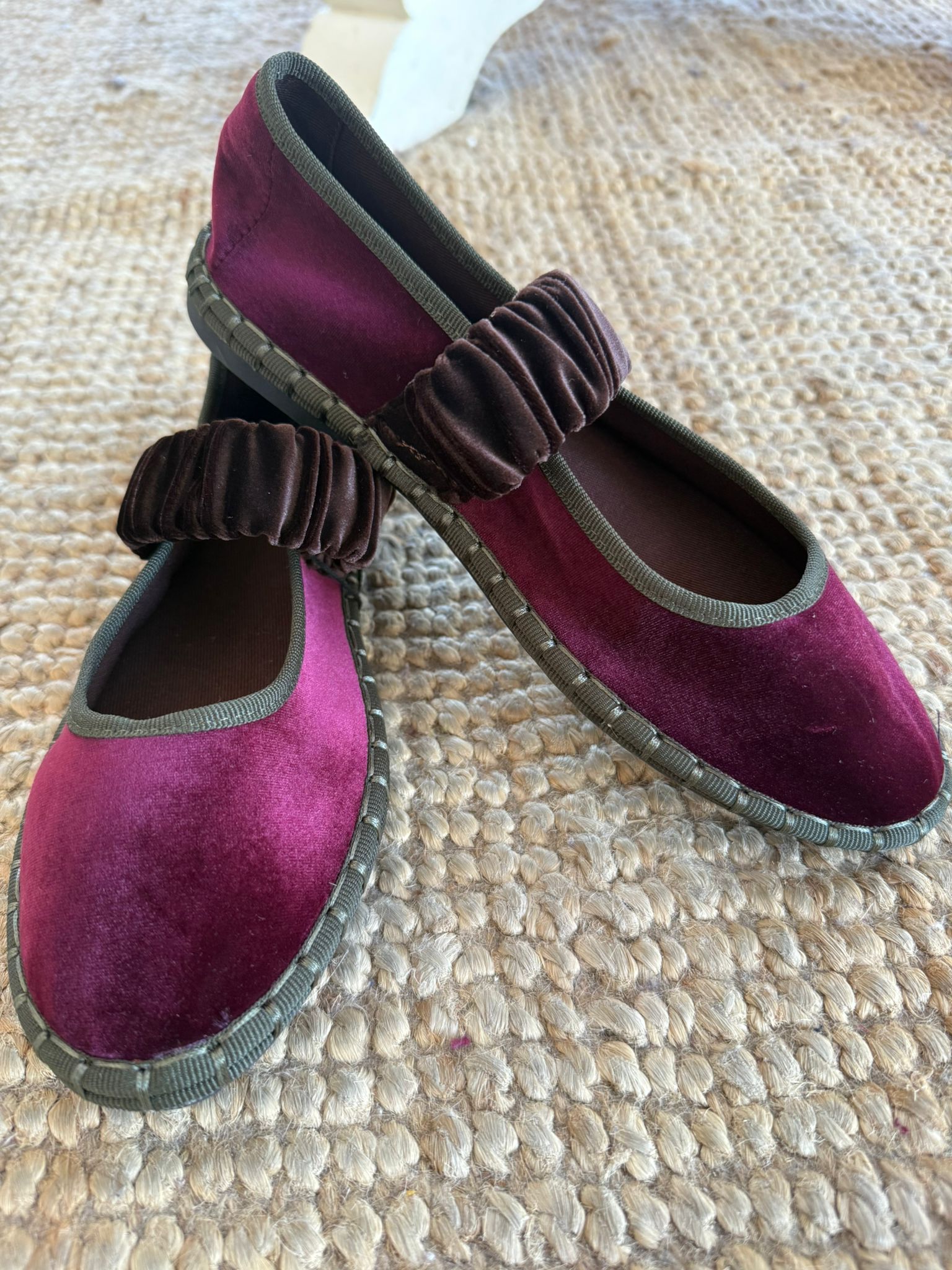 WhatsApp Image 2025-11-08 at 13.14.31 (1) Manoletina de terciopelo con pulsera fruncida – Burdeos / Taupe - Imagen 1