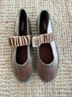 Manoletina de terciopelo con pulsera fruncida – Burdeos / Taupe - Imagen 5