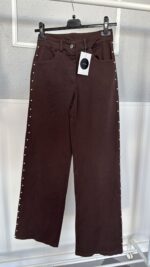 Vaquero marrón con tachuelas y estrellas traseras