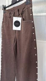 Vaquero marrón con tachuelas y estrellas traseras - Imagen 2