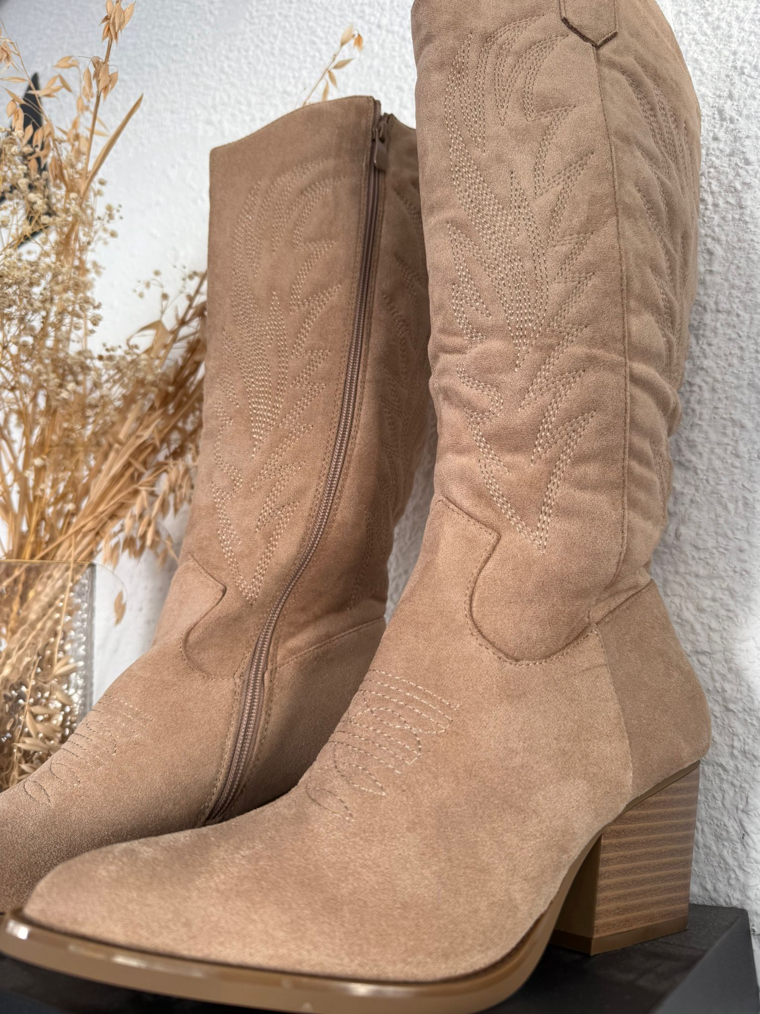 WhatsApp Image 2025-11-08 at 13.37.59 Bota estilo cowboy camel - Imagen 1