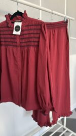 Conjunto burdeos con frunces y volantes - Imagen 2