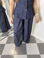 Vaquero oscuro con pinzas