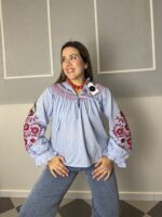 Blusa azul rayas con bordados en rojo
