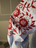 Blusa azul rayas con bordados en rojo - Imagen 4