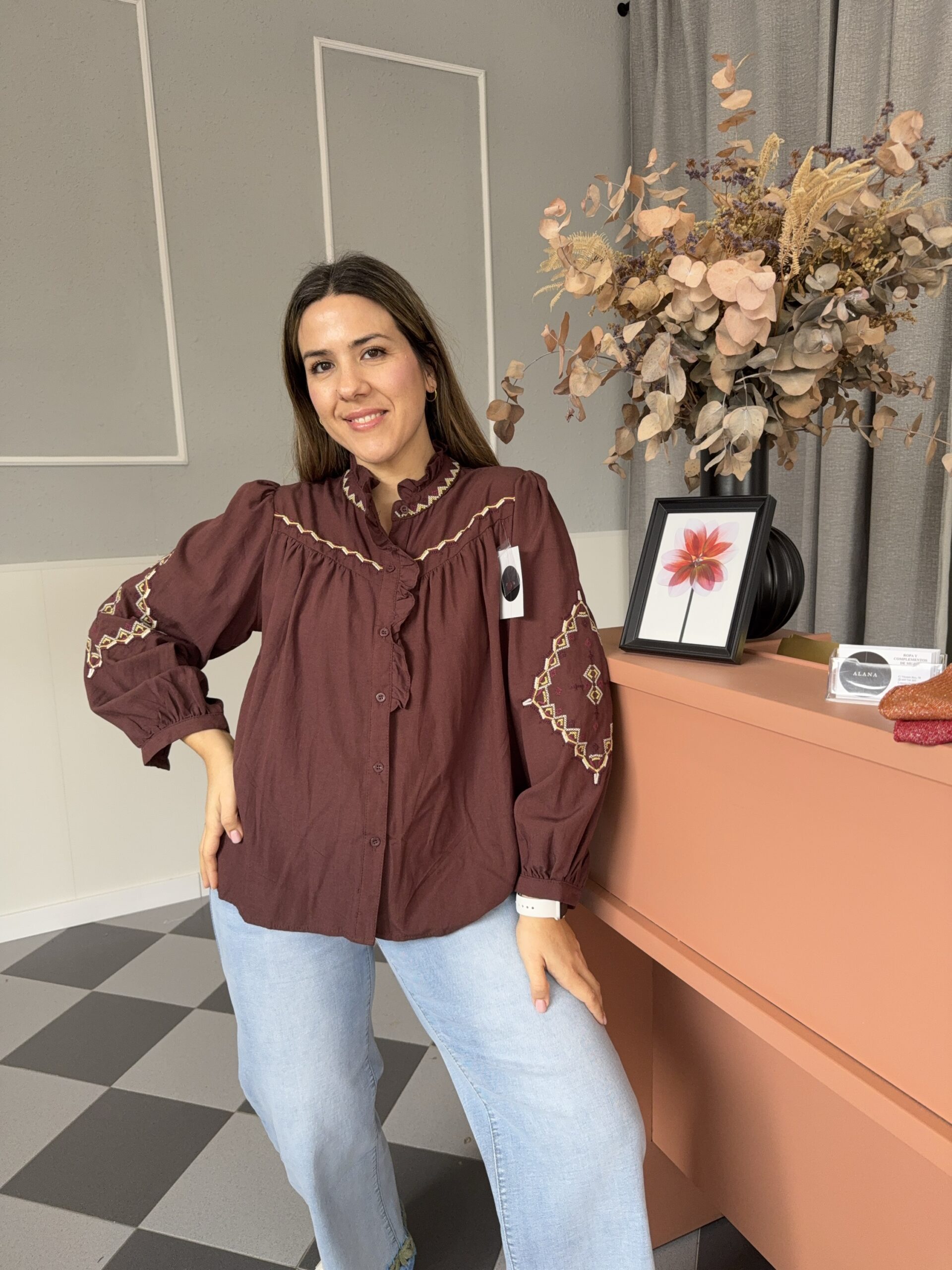 img_5779-4 Camisa marrón bordados - Imagen 1