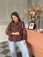 Camisa marrón bordados - Imagen 2