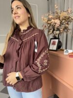 Camisa marrón bordados - Imagen 4