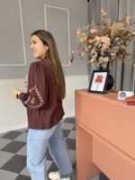 Camisa marrón bordados - Imagen 3