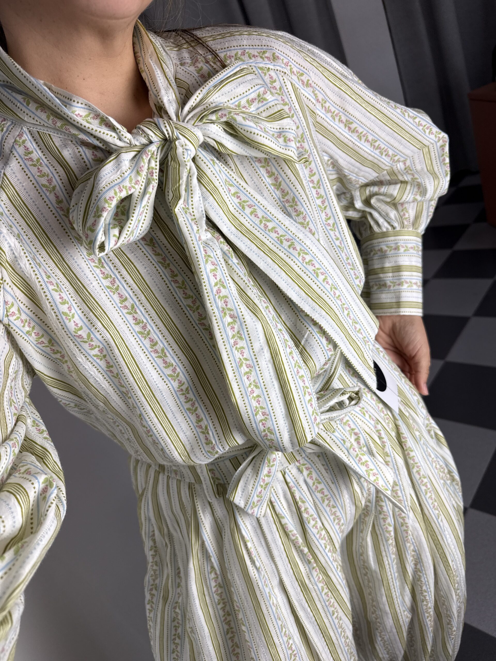 d25016e5-b489-425a-84bc-70423c3891eb-4350-000000ffee3bc364_file Camisa flores lazada - Imagen 1