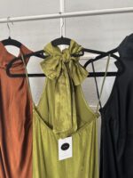 Vestido satinado cuello halter - Imagen 5
