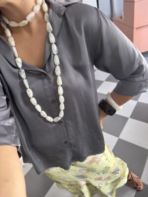 Camisa satinada gris