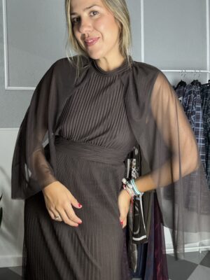 Vestido plisado con capa
