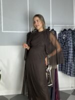 Vestido plisado con capa - Imagen 3